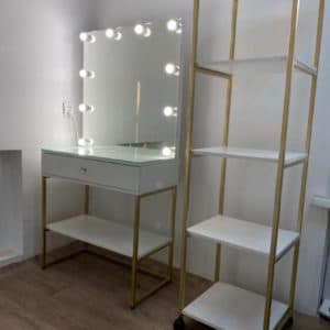 Визажный стол на металлическом каркасе с полкой