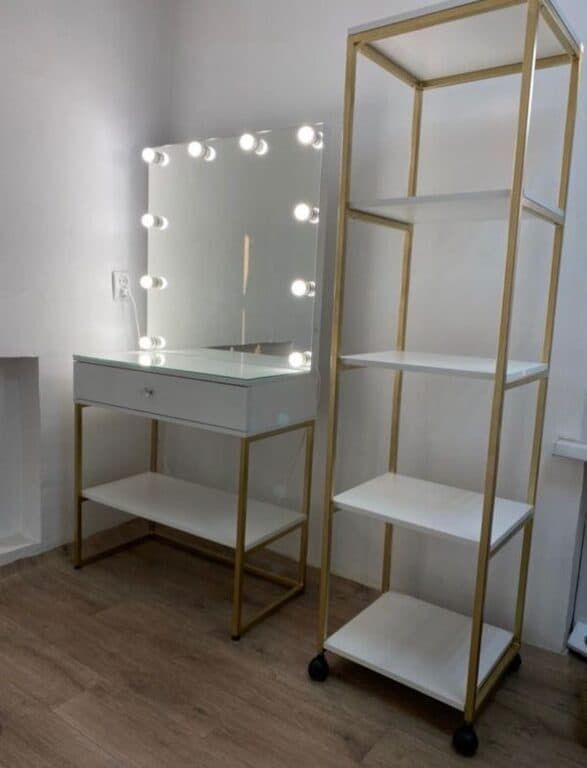 Визажный стол на металлическом каркасе с полкой