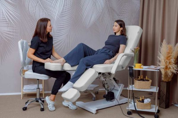 Кресло педикюрное ЭЛЕГАНТ 3 с 3 моторами обивка премиальная цвет белый